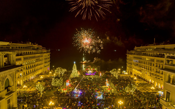 Θεσσαλονίκη: Άναψε το χριστουγεννιάτικο δέντρο της Αριστοτέλους - Γέμισε λάμψη η πλατεία