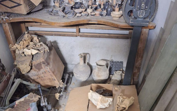 Θησαυρός, τυλιγμένος σε εφημερίδες, ήρθε στο «φως» - 102 αρχαία αντικείμενα και χιλιάδες νομίσματα (φωτ.)