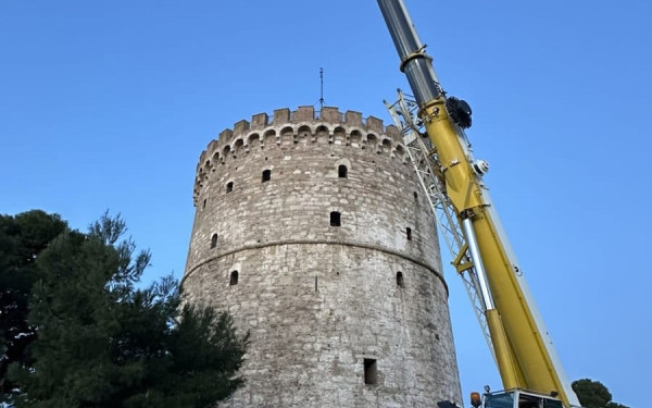 Θεσσαλονίκη: Ο Λευκός Πύργος ντύνεται και ετοιμάζεται να... παρτάρει - Δείτε φωτογραφίες