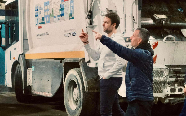 Το "Κέντρο Αγάπης" και τους εργαζόμενους της Καθαριότητας στην Αθήνα επισκέφτηκε ο Στέφανος Κασσελάκης