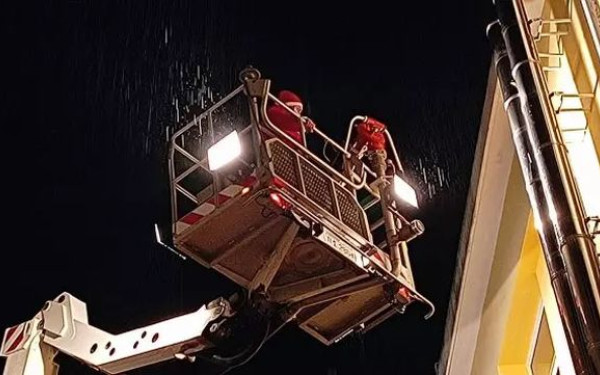 Μυτιλήνη: Ο Άϊ Βασίλης έγινε... πυροσβέστης - Ανέβηκε με γερανό και μοίρασε δώρα στους μικρούς ασθενείς (βίντεο, φωτ.)