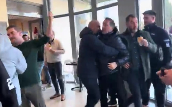 Τέμπη: Στο νοσοκομείο με τραύματα στο κεφάλι ο Αγοραστός μετά την άγρια επίθεση των συγγενών θυμάτων - Δείτε βίντεο