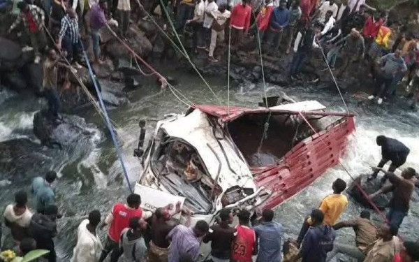 Αιθιοπία: Σοκαριστικό τροχαίο με 71 νεκρούς - Φορτηγό έπεσε μέσα στη χαράδρα του ποταμού Γκελάνα (φωτ.)