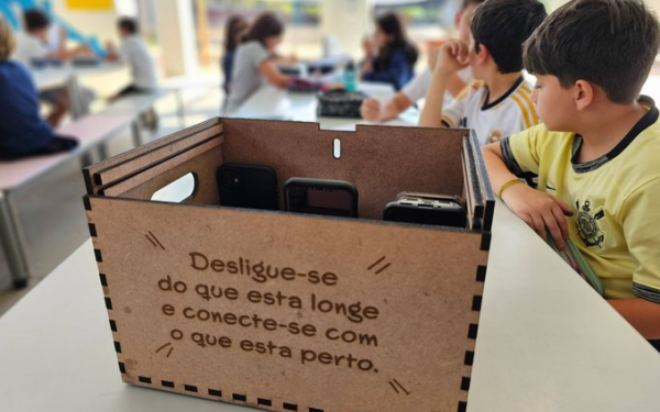 Βραζιλία: Απαγόρευση χρήσης τηλεφώνου στα σχολεία
