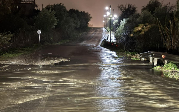 Πλημμύρες και απεγκλωβισμοί στο Αγρίνιο και στην Πρέβεζα - Εστάλη 112 - Δρόμοι έγιναν ποτάμια (βίντεο, φωτ.)