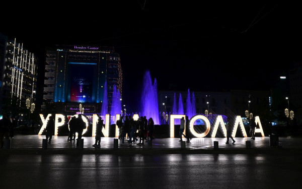 Γέμισε φαναράκια με ευχές ο ουρανός της Αθήνας (βίντεο, φωτ.)