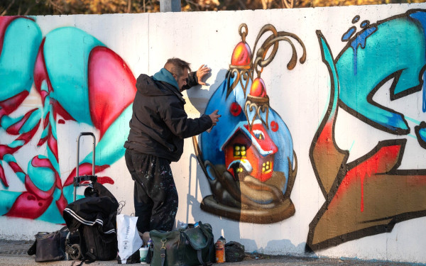 Δράμα: Γκράφιτι «στολίζουν» την είσοδο στο πάρκο της Αγίας Βαρβάρας (φωτ.)