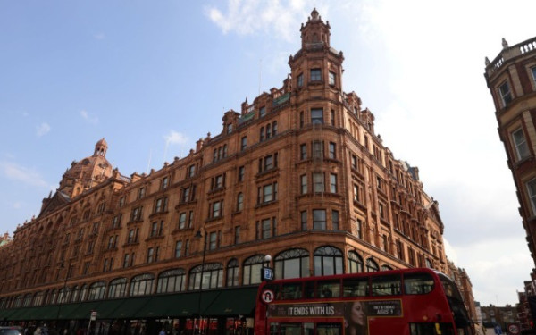 Βρετανία: Περισσότεροι από 300 εργαζόμενοι του Harrods απεργούν πριν από τα Χριστούγεννα και την Boxing Day