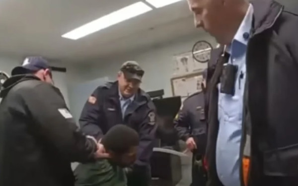 Νέος «Τζορτζ Φλόιντ» στις ΗΠΑ: Ξυλοκοπούσαν κρατούμενο και τον πάτησαν στον λαιμό, μέχρι που πέθανε από ασφυξία