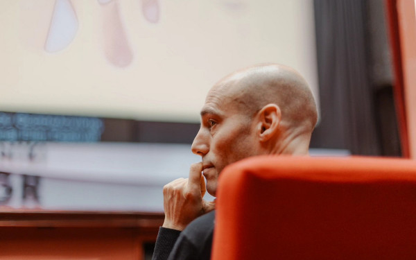 Τζόσουα Οπενχάιμερ: Ο υποψήφιος για δύο Όσκαρ σκηνοθέτης μιλά στη «ΜτΚ» για… «Το Τέλος»