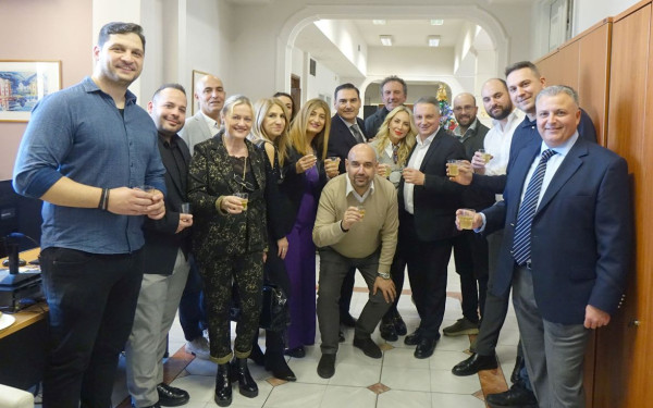 Παραδοσιακά κάλαντα και ευχές αντήχησαν στο Επαγγελματικό Επιμελητήριο Θεσσαλονίκης (φωτ.)