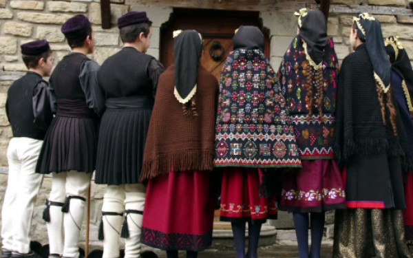 Ιωάννινα: Ξημερώματα παραμονής Χριστουγέννων είπαν τα κάλαντα στη Μηλιά του Μετσόβου