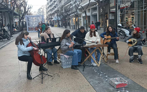 Θεσσαλονίκη: Πλημμύρισε με κάλαντα η Αγίας Σοφίας (βίντεο, φωτ.)
