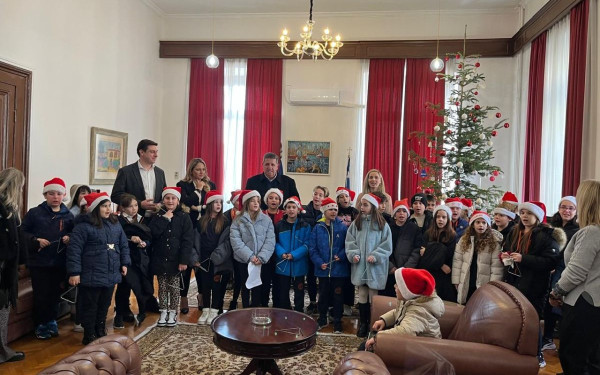 Έψαλαν τα κάλαντα στο πρωθυπουργικό γραφείο στη Θεσσαλονίκη