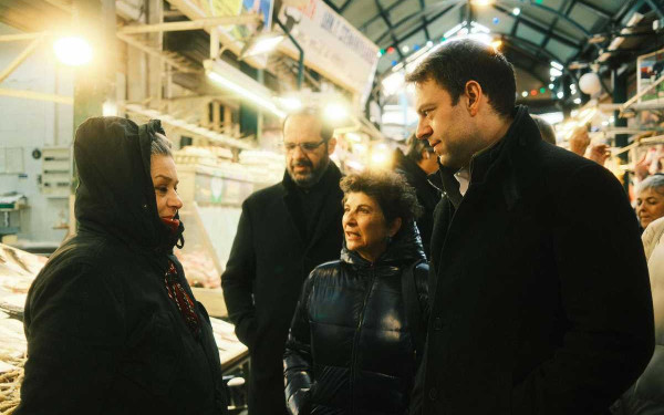 Κασσελάκης από Θεσσαλονίκη: «Δίπλα στον κόσμο της αγοράς δίνουμε την μάχη κατά της ακρίβειας»