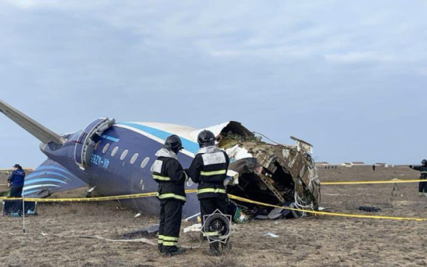 Καζακστάν: «Δεν μπορώ να επιχειρήσω, χάθηκε ο έλεγχος» - Το δραματικό μήνυμα του πιλότου πριν από τη συντριβή του αεροσκάφους