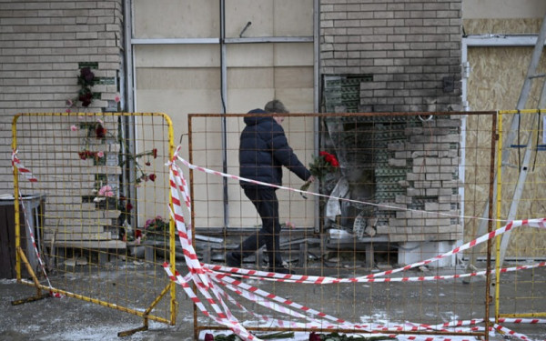 Μόσχα: Ο ύποπτος για τη δολοφονία του Κιρίλοφ μεταφέρθηκε σιδηροδέσμιος στον τόπο του εγκλήματος για αναπαράσταση (βίντεο)