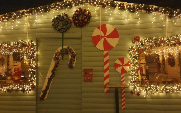 Σέρρες: Ιγκλού, σπιτάκια και ένα υπαίθριο τζάκι περιμένουν τον Άγιο Βασίλη στην Ακρόπολη (φωτ.)