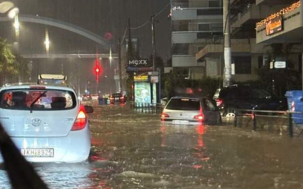 Κακοκαιρία στην Αττική: Αποκαταστάθηκε πλήρως η κυκλοφορία των οχημάτων στη Λ. Ποσειδώνος  (βίντεο)