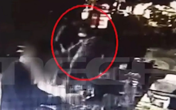 Μαρούσι: Επιτέθηκαν με μαχαίρι σε ανήλικους - Βίντεο ντοκουμέντο με 15χρονο να ζητά βοήθεια σε κατάστημα