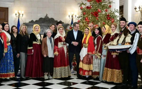 Ο Κυριάκος Μητσοτάκης άκουσε τα χριστουγεννιάτικα κάλαντα στο Μέγαρο Μαξίμου (φωτ.)