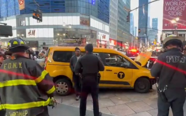 Νέα Υόρκη: Ταξί ξέφυγε της πορείας του και χτύπησε ανθρώπους έξω από πολυκατάστημα - Επτά τραυματίες (βίντεο, φωτ.)