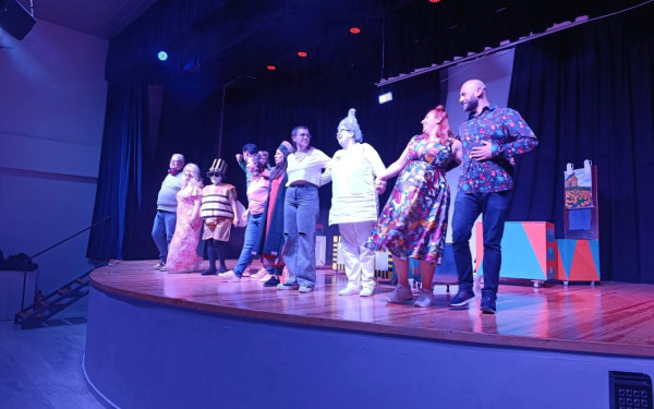 «Πέσαμε από τα σύννεφα»: Η παιδική θεατρική παράσταση που δίνει μηνύματα για την πρόληψη (φωτ.)