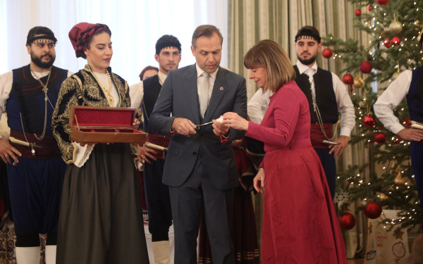 Τα κάλαντα στην Πρόεδρο της Δημοκρατίας Κατερίνα Σακελλαροπούλου