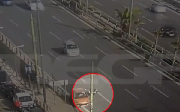 Λεωφόρος Συγγρού: Αυτοκίνητο παρέσυρε μηχανή γνωστού ηθοποιού - Δείτε βίντεο από το τροχαίο