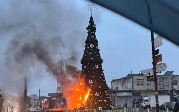 Δαμασκός: Εκατοντάδες χριστιανοί διαδηλώνουν λόγω πυρπόλησης χριστουγεννιάτικου ελάτου (βίντεο, φωτ.)