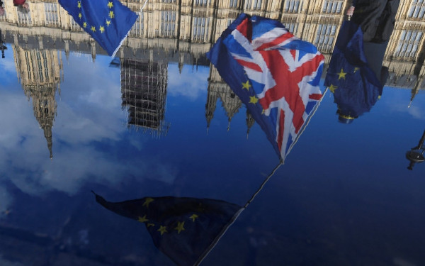 Brexit: Επιφυλακτικά τα κόμματα, αρνητικό το χρηματιστήριο 