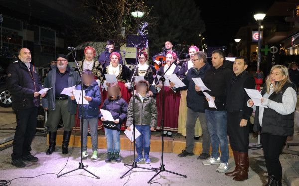 Ωραιόκαστρο: Παραμονή Πρωτοχρονιάς η αγορά… πλημμύρισε από τραγούδια και χορούς