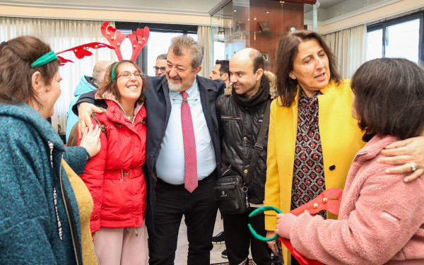 Νεάπολη - Συκιές: Πρωτοχρονιάτικα κάλαντα έψαλαν ωφελούμενες και ωφελούμενοι των ΚΔΑΠμεΑ στον δήμαρχο