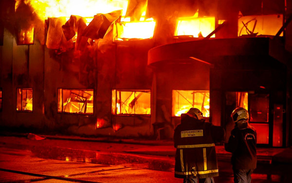 Σε ύφεση η πυρκαγιά σε χώρο εργοστασίου παραγωγής αρτοσκευασματων στο Κορωπί