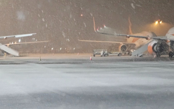 Xιονιάς πλήττει την Δ. Ευρώπη και τις ΗΠΑ: Χάος με τις πτήσεις - Δείτε βίντεο