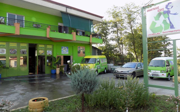 Aνακύκλωση τηγανέλαιων: Εκκλησίες συμμετέχουν στην προσπάθεια, ταβέρνες υιοθετούν σχολεία