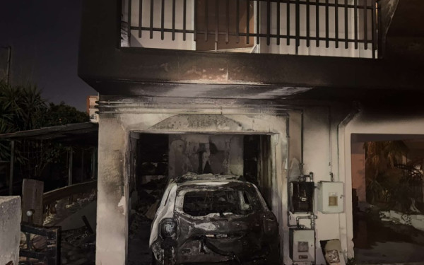 Θεσσαλονίκη: Στις φλόγες ένα ΙΧ μετά από πυρκαγιά σε πυλωτή πολυκατοικίας στον Εύοσμο (φωτ.)