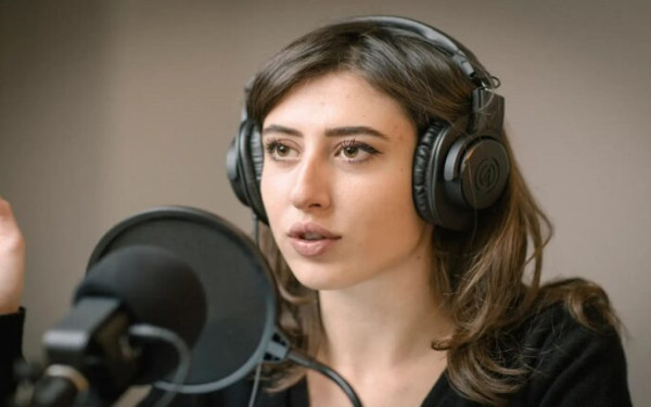 Ιταλία: Ελεύθερη αφέθηκε η Ιταλίδα δημοσιογράφος Τσετσίλια Σάλα που είχε συλληφθεί στο Ιράν