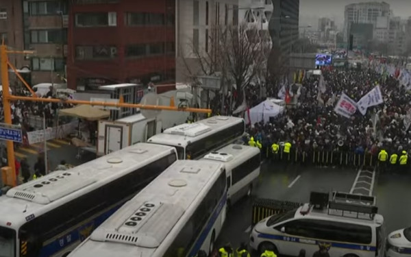 Νότια Κορέα: Χιλιάδες πολίτες διαδηλώνουν μέσα στο χιόνι υπέρ και κατά του προέδρου Γιουν (βίντεο)