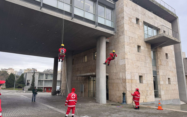 Θεσσαλονίκη: Εντυπωσιακή καταρρίχηση διασωστών από το δημαρχείο Θεσσαλονίκης (βίντεο, φωτ.)
