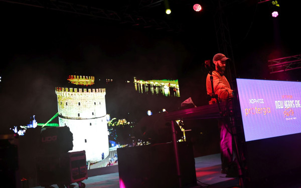 Η Θεσσαλονίκη υποδέχεται το 2025 με φαντασμαγορικό πάρτι στον Λευκό Πύργο (φωτ.)