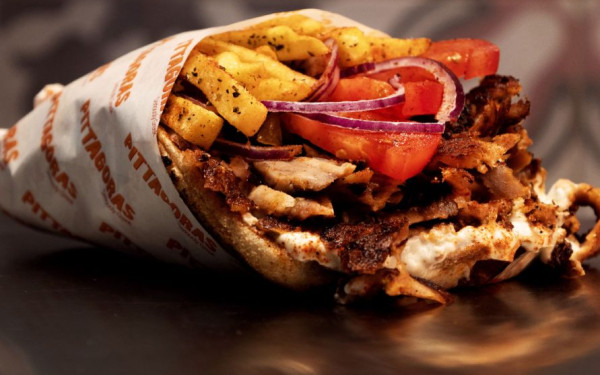 Έλληνας άνοιξε γυράδικο στο Λονδίνο και πουλάει σάντουιτς που ζυγίζουν 4 κιλά (φωτ.)