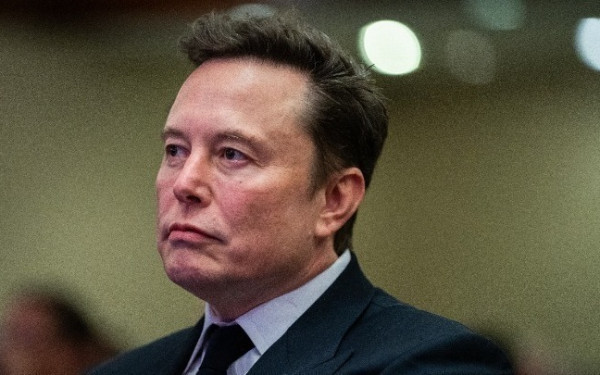 Ι. Μασκ: Σκέφτεται την απομάκρυνση του Βρετανού πρωθυπουργού Κιρ Στάρμερ