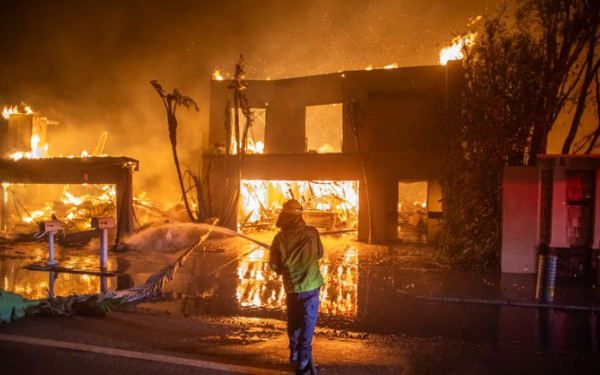 Καλιφόρνια: Τουλάχιστον πέντε νεκροί από τις πυρκαγιές - Εσπευσμένη απομάκρυνση για τους κατοίκους του Χόλιγουντ