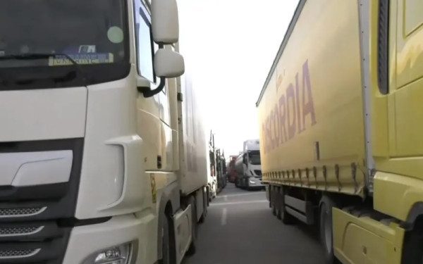 Τέλος στον αποκλεισμό των συνόρων: Ανοίγουν οι διελεύσεις για τα φορτηγά στη Βόρεια Μακεδονία