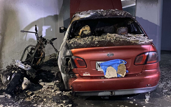 Θεσσαλονίκη: Φωτιά σε αυτοκίνητο και μηχανή σε πυλωτή στην Καλαμαριά