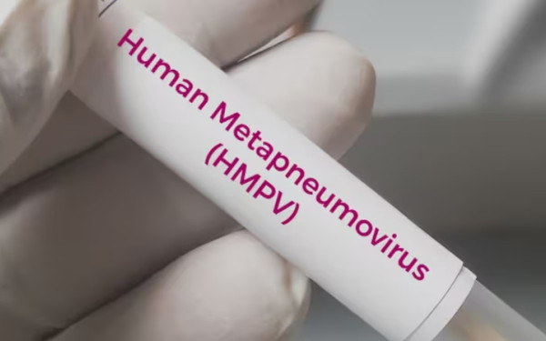 Βασιλακόπουλος: Αυτή τη στιγμή κινδυνεύουμε περισσότερο από τη γρίπη και όχι από τον μεταπνευμονοϊό (βίντεο)