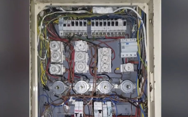 Αθήνα: Μαθητές στον Κορυδαλλό κινδυνεύουν με ηλεκτροπληξία - Τρέχουν νερά σε ηλεκτρολογικό πίνακα (βίντεο)