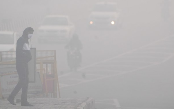 Ινδία: Πυκνό νέφος καλύπτει το Νέο Δελχί απειλώντας με προβλήματα τις πτήσεις