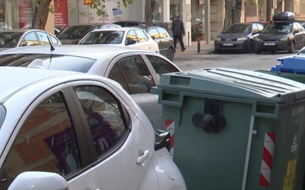 Θεσσαλονίκη: «Τσουχτερά» πρόστιμα σε οδηγούς που παρκάρουν μπροστά σε κάδους απορριμμάτων